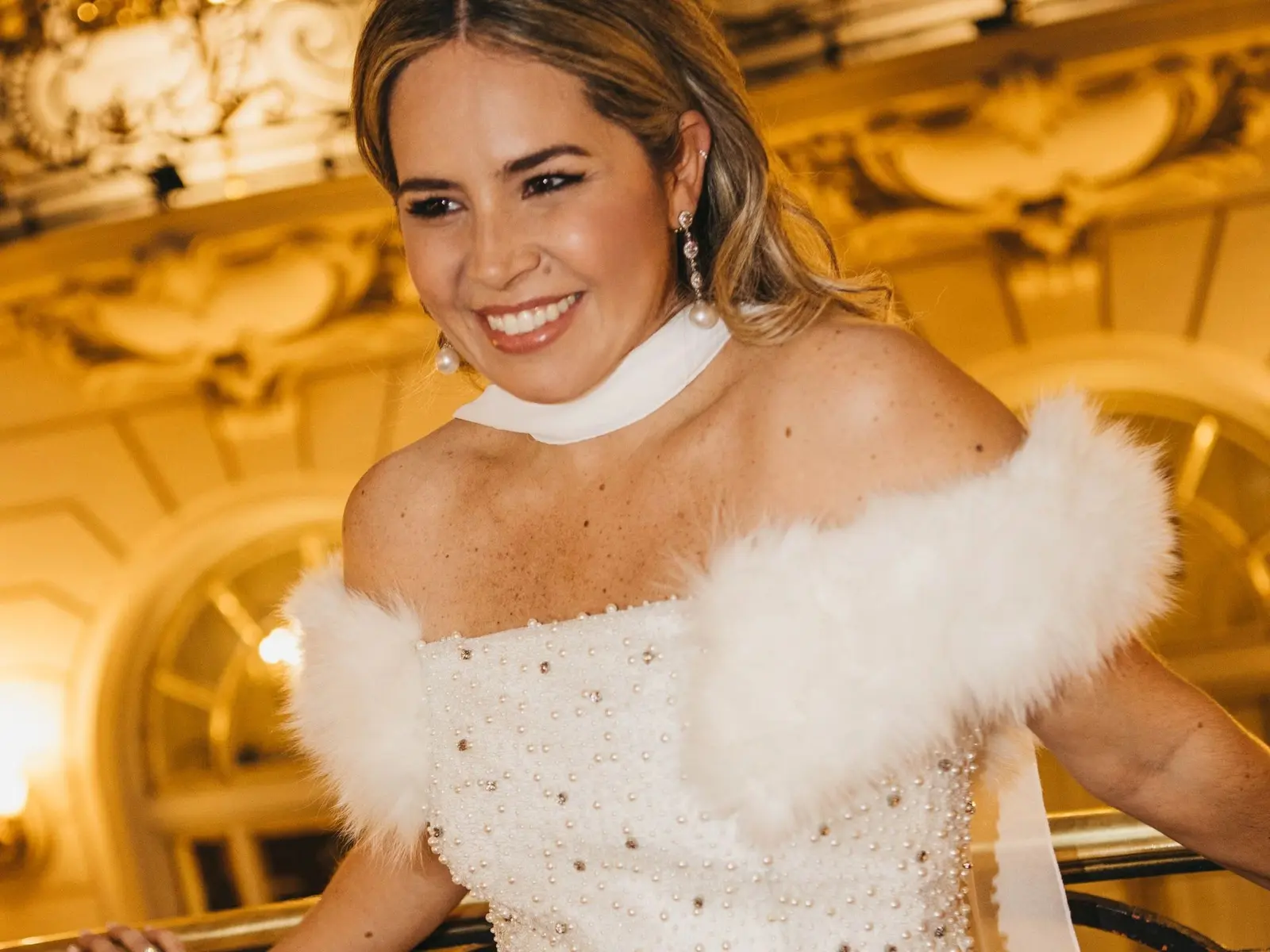 Los Secretos de la Boda de María Baraza, su Vestido de Novia Convertible y la Tiara Única que Deslumbró