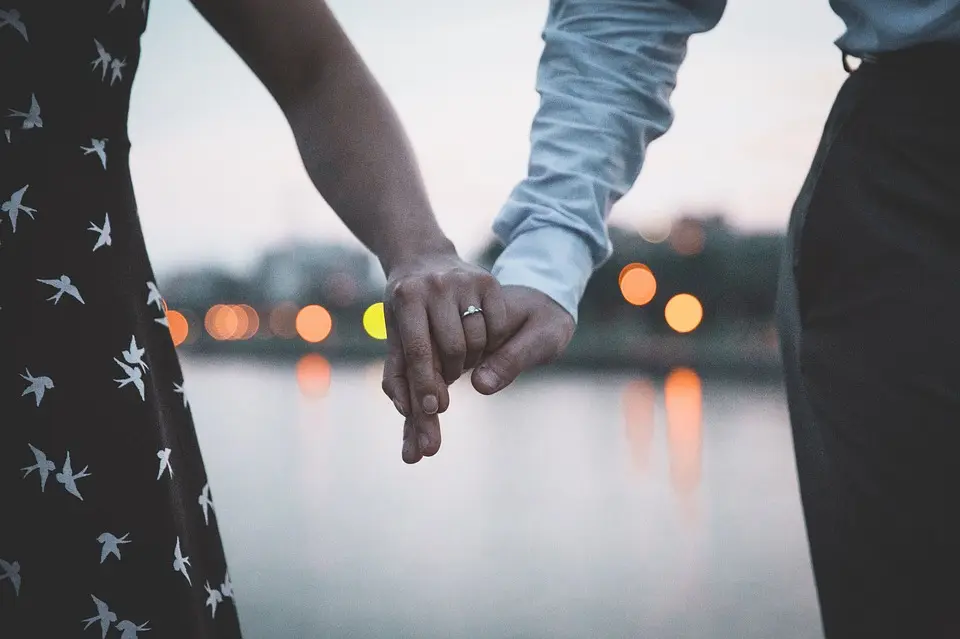 💖🌍 ¡Sorpréndete con las Diferentes Formas de Llevar tu Anillo de Compromiso por el Mundo! 💍✨