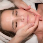 Devuélvele la luz a tu piel con esta rutina facial de cuidado diario