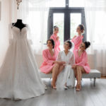 Preparativos de boda rodeada de amigas