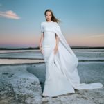 Vestidos de novia con capa: el complemento ideal