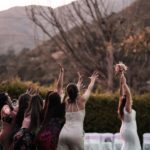 ¡Descubre 30 impresionantes looks de invitada que serán tendencia en 2023 y deslumbra en cualquier evento!