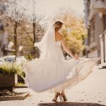 Vestidos midi para novias con estilo, ¿los conoces?