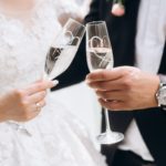 ¡Las bodas de cristal están de moda! Descubre cómo rememorar tu gran día