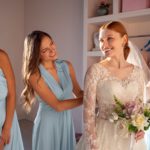 🌹✨ ¡Doble Elegancia! La Tendencia del Segundo Vestido de Novia que Está Revolucionando las Bodas Actuales. 💑👗💖